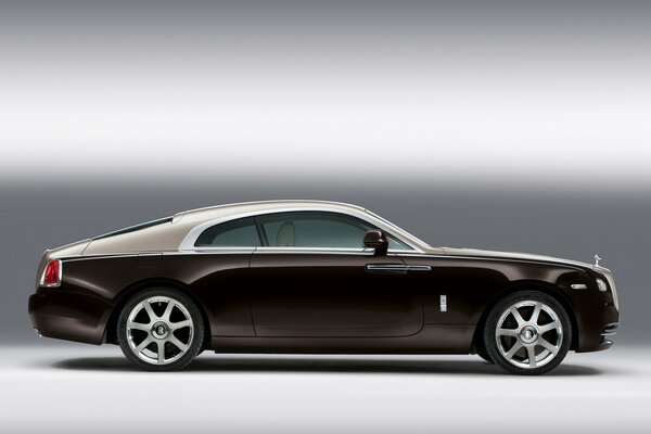 Rolls Royce in crosta su sfondo grigio