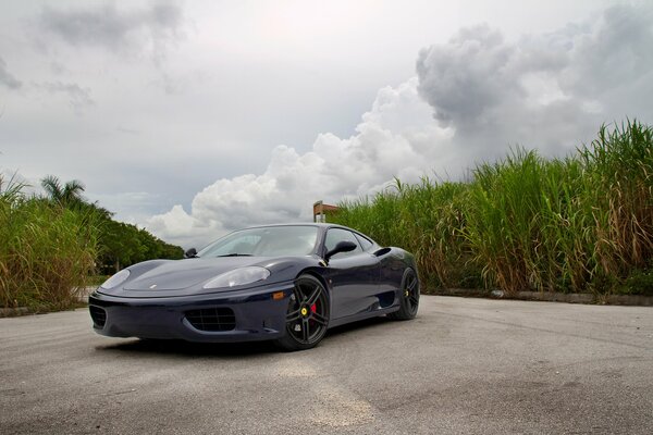 Voiture de sport à deux places ferrari 360 avec Jantes brillantes