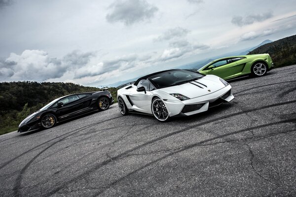 Negro. Lamborghini blanco y verde antes de la carrera