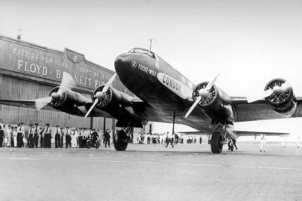 Aereo retrò su una foto in bianco e nero