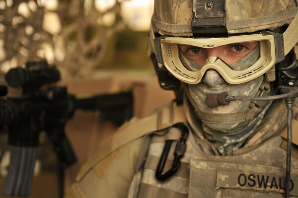 Amerykański żołnierz w okularach mówi do mikrofonu