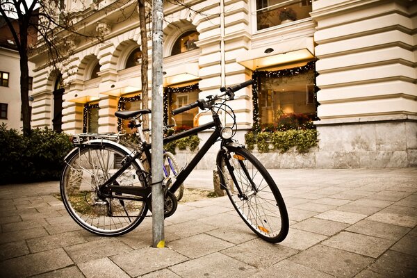 Bicicleta en la calle en el fondo de vetrin