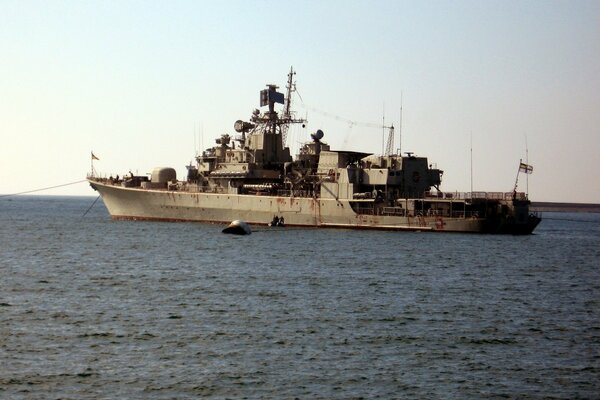 A ship in the form of a ship under the open sky at sea