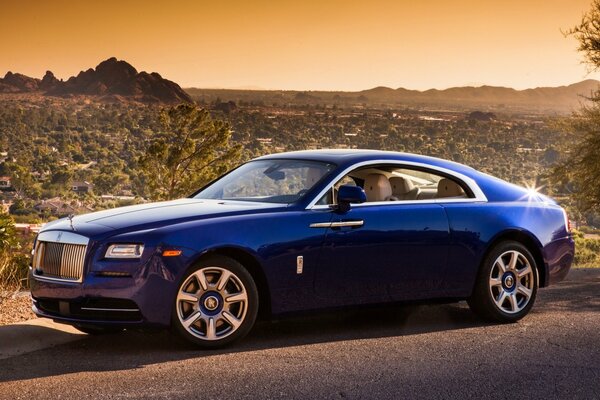 Auto rolls-royce deserto blu