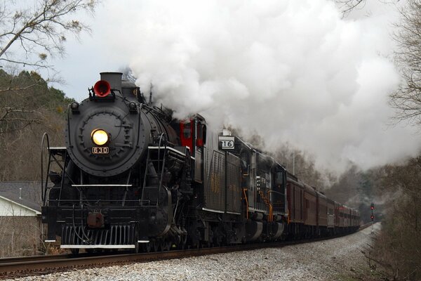 Vieux train libérant de la fumée