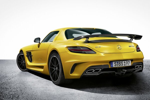 Żółty samochód Mercedes na tapetę
