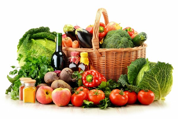 Набор для здорового питания - корзина с овощами, яблоки, оливковое масло, приправы