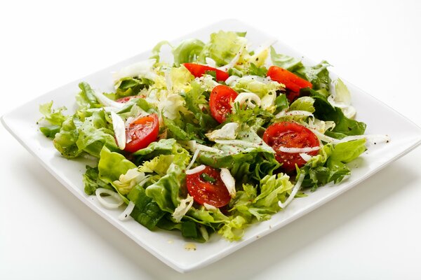 Salade de légumes sur une belle assiette