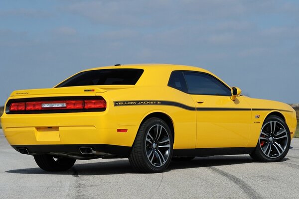 Jaune voiture de sport Challenger