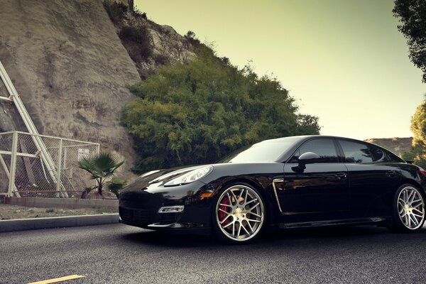 Porsche negro en el fondo de un hermoso paisaje