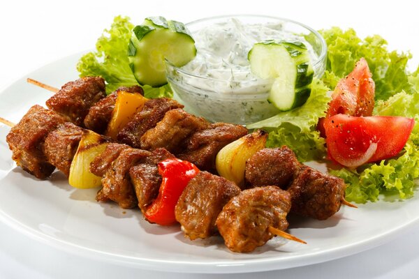 Shish kebab avec fente et sauce du menu