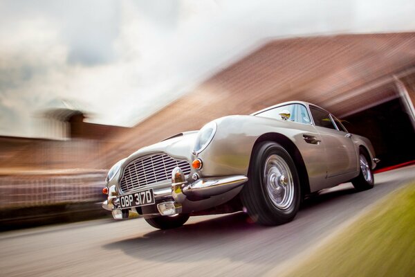 Coche retro astonimartin DB 5