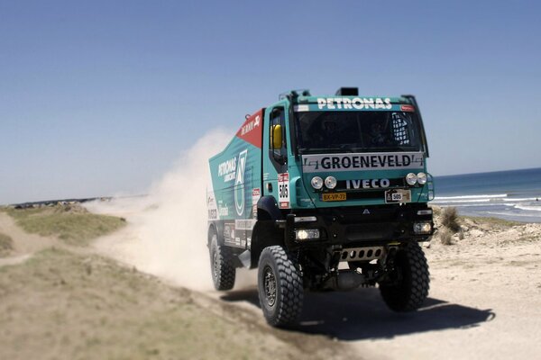 Camion Iveco Dakar rallye course, cabine méconnaissable, phares. Jour debout ensoleillé