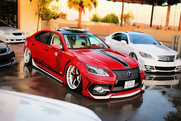 Tuning rouge Lexus dans sa voiture