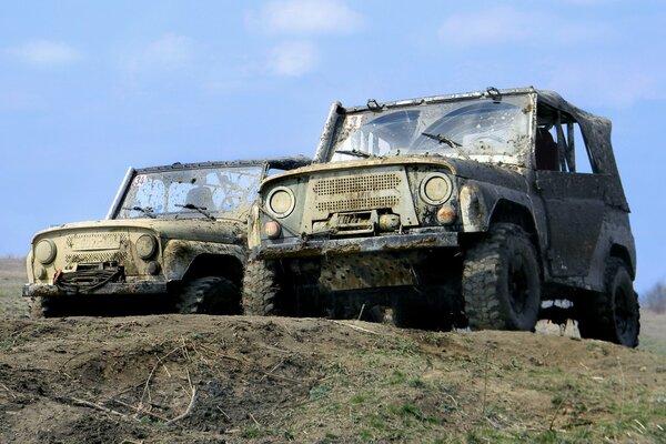 Offroad-Uaz in der Natur unter dem Himmel