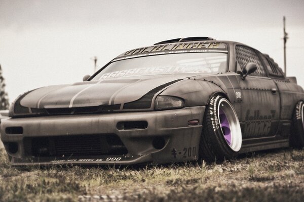 Nissan Silvia sobre ruedas rotas en el campo