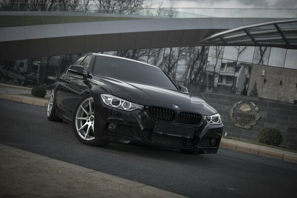 BMW nera sintonizzata in un ambiente urbano