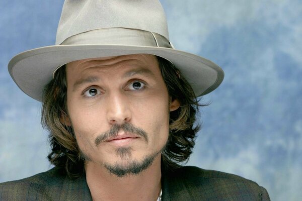 Johnny Depp trägt einen Hut