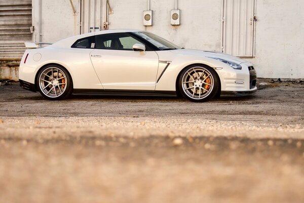 White Nissan on beautiful discs