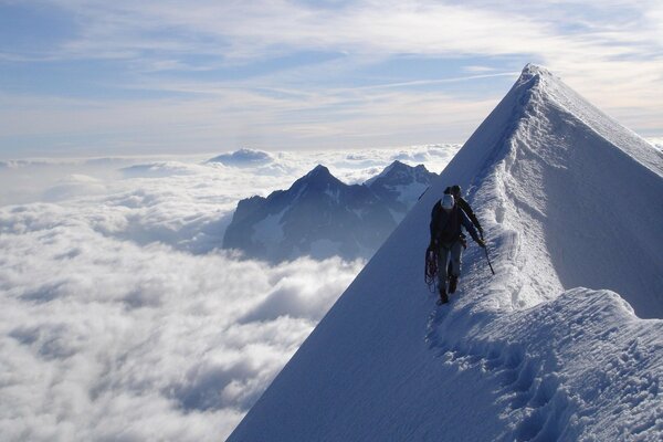 Les gens marchent au sommet de la montagne en hiver