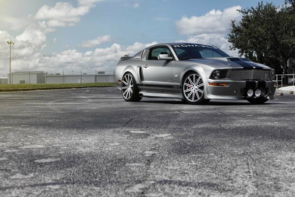 Ford Mustang argenté sous les nuages