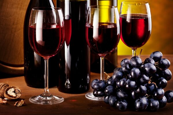 Raisins noirs et verres de vin