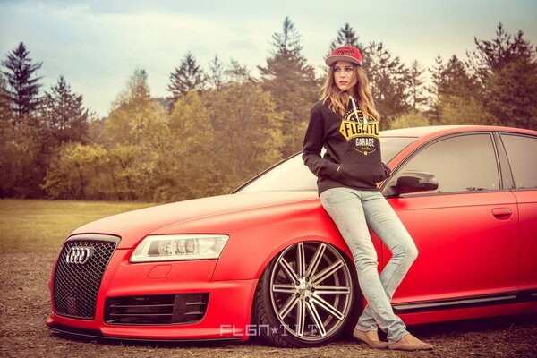 Coche rojo audi A6 con una chica en una gorra