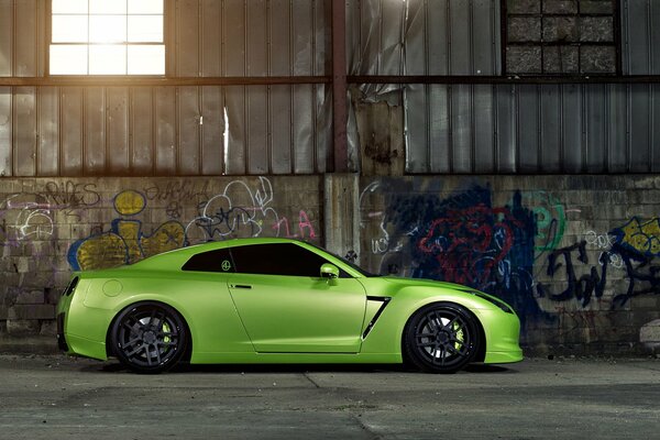 Nissan GT-R verde en el garaje debajo de la ventana