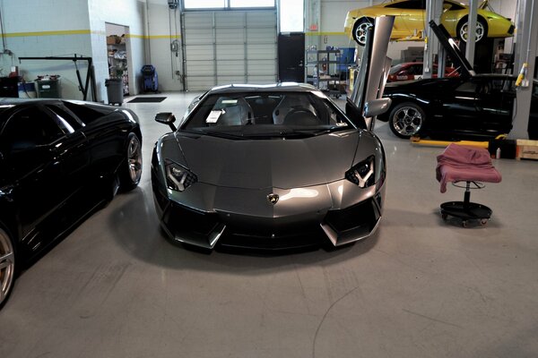 El coche gris de Lamborghini Gallardo en el taller