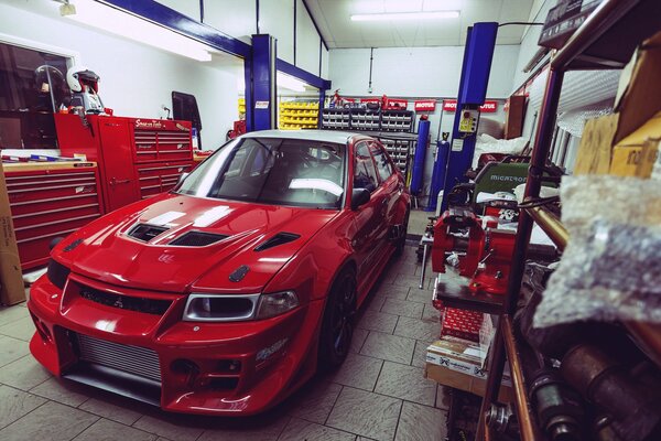 Mitsubishi Lancer Evolution rossa in garage