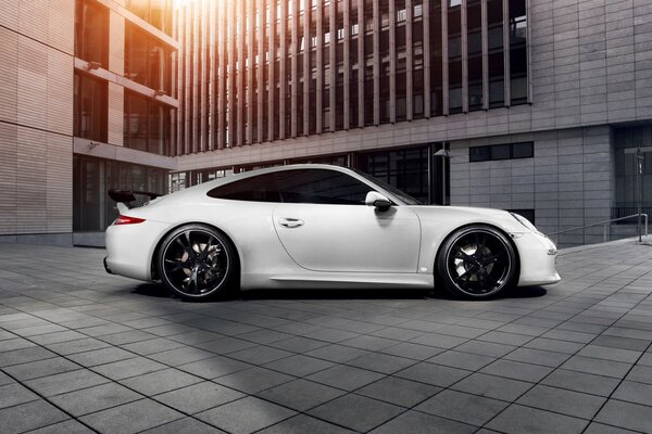 Porsche 911 blanc sur fond de bâtiment