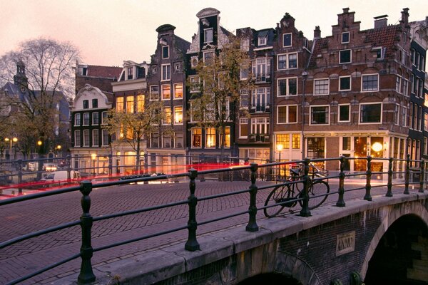 Vélo sur un pont dans la soirée d Amsterdam