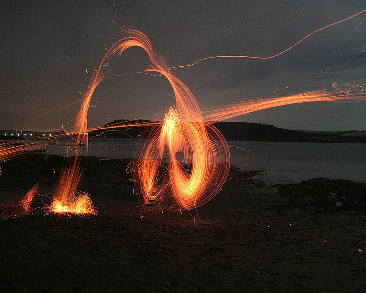 étincelles feu de camp rivage