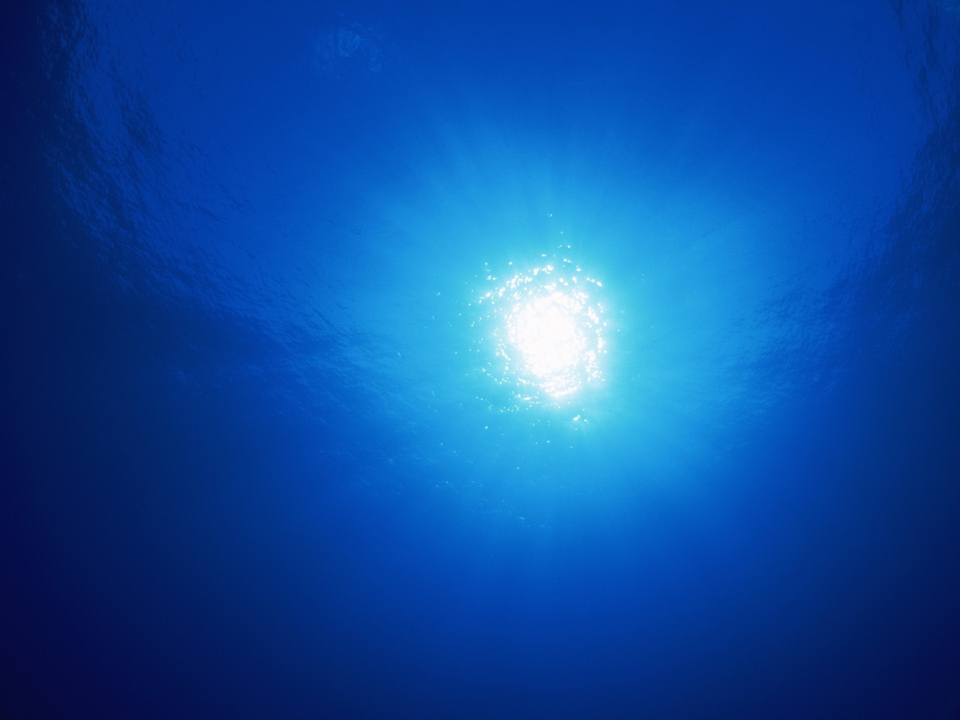 Источники синего света. Синее солнце. Свет под водой. Лучи в воде. Свечение.