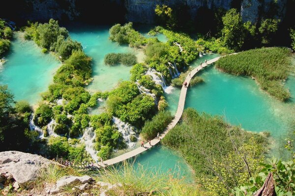 Un pont piétonnier traverse plusieurs lacs