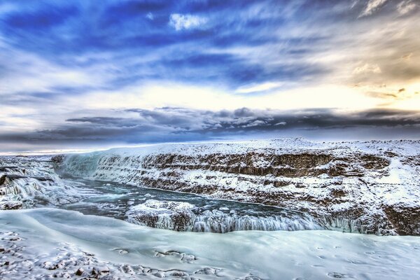 Paisaje hdr . río cubierto de nieve