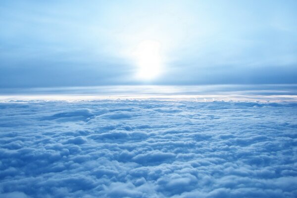 Soleil blanc sur les nuages