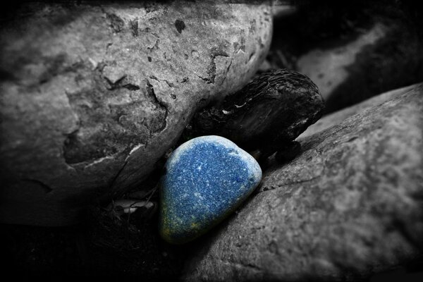 Fotografía en blanco y negro con una piedra azul en el centro