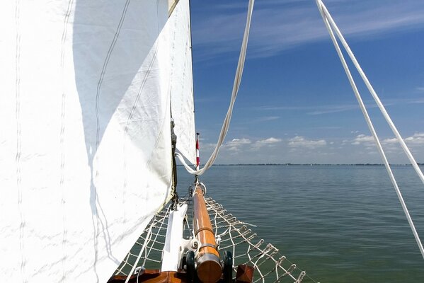 Yacht mit weißen Segeln auf dem Meer