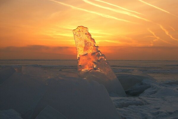 Transparenter schmelzender Eisblock
