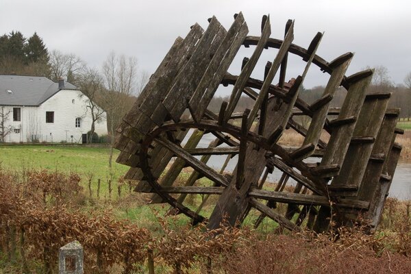 Ancienne roue près de la rivière