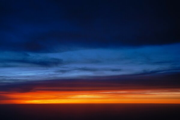 Hermosa puesta de sol en el cielo con la transición de color