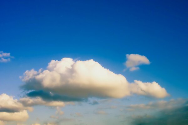 Schöne Wolke am blauen Himmel