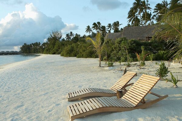 Weißer Sandstrand im Paradies