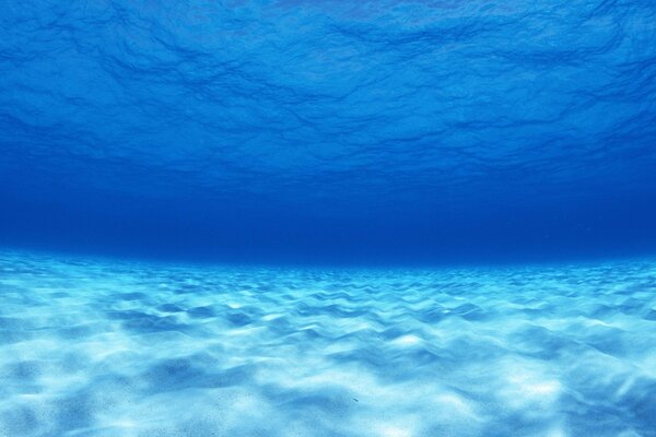 Błękitna woda przechodząca w niebo