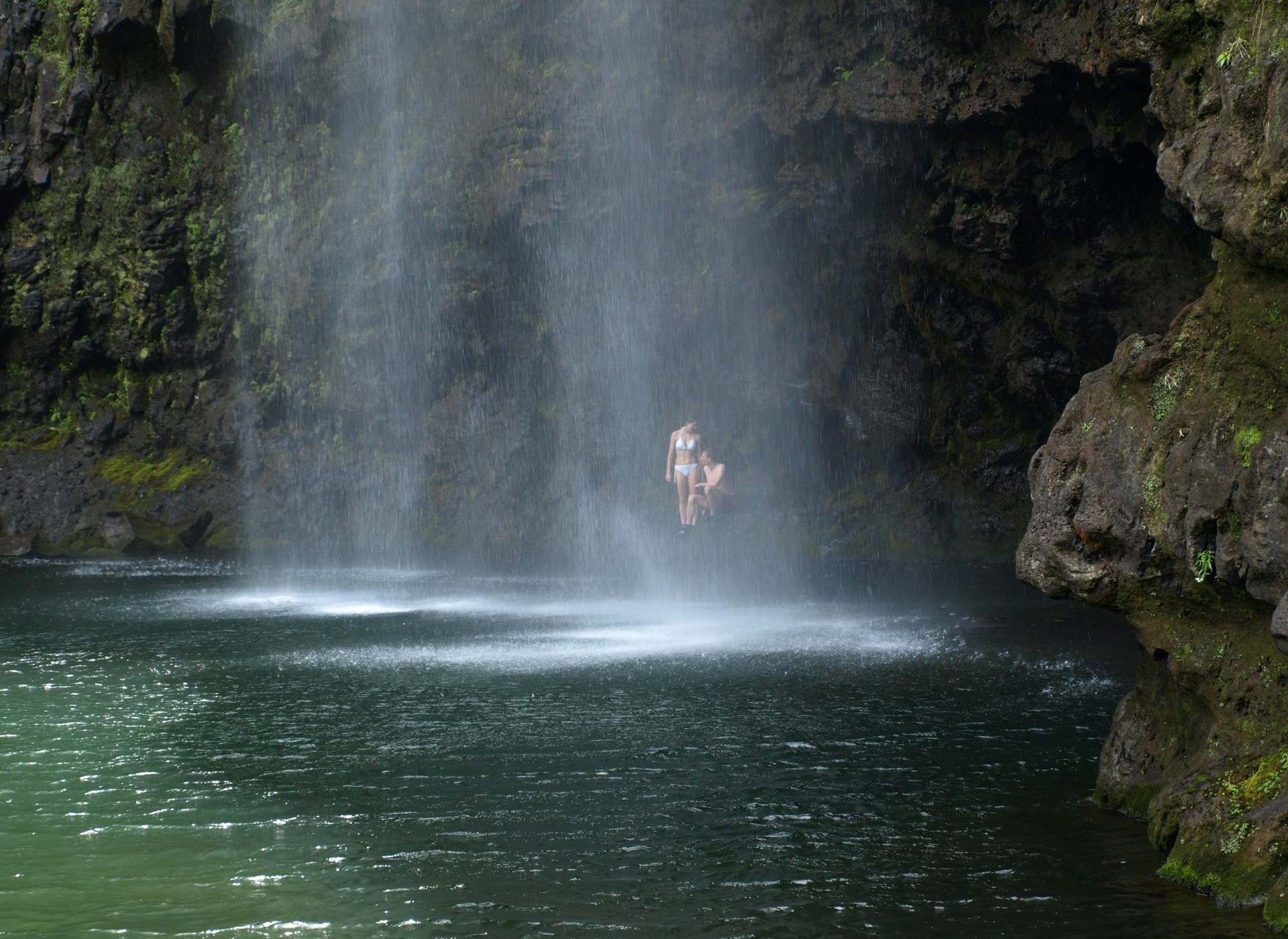 cascata coppia roccia lago