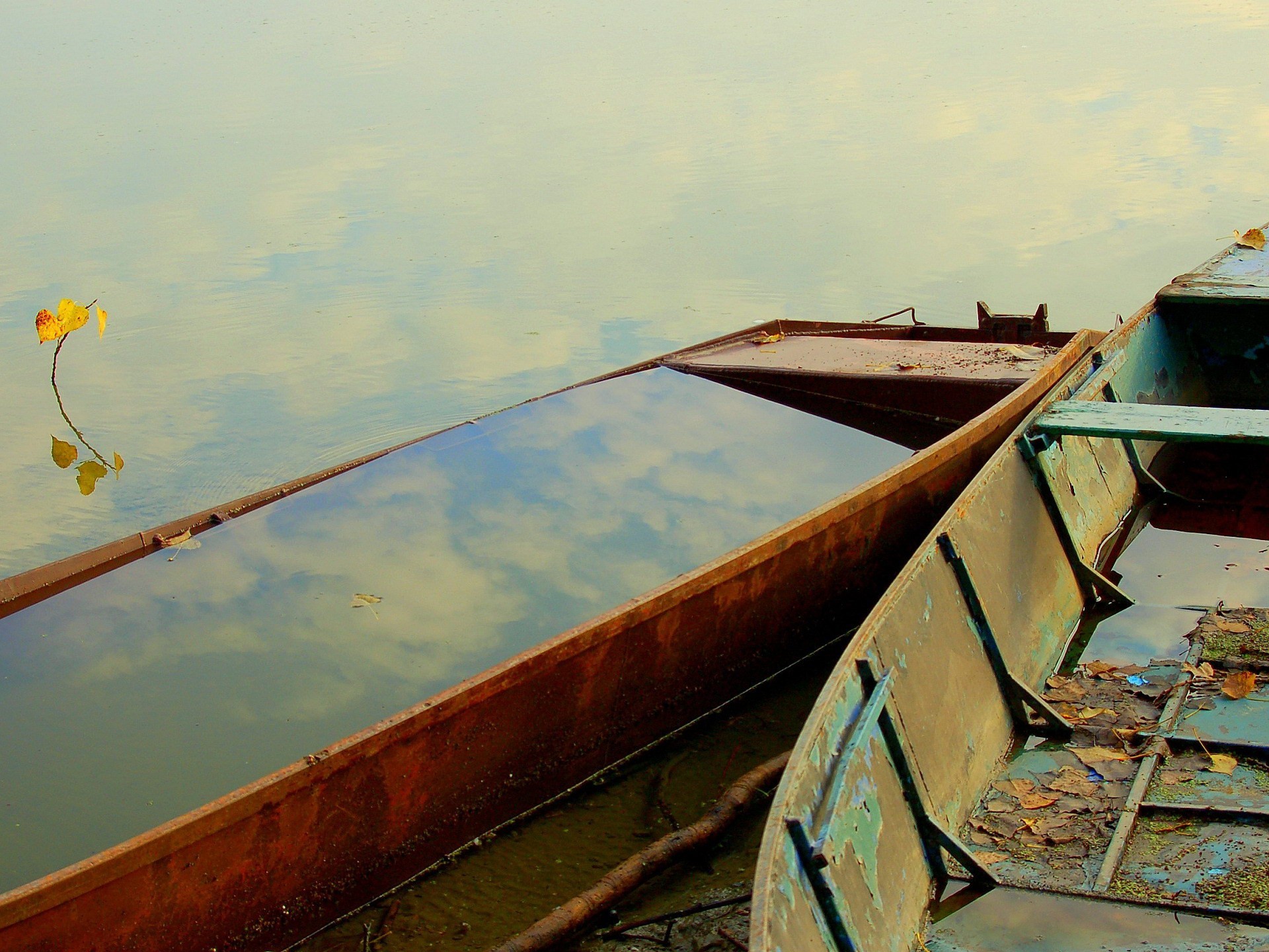 barca acqua riflessione