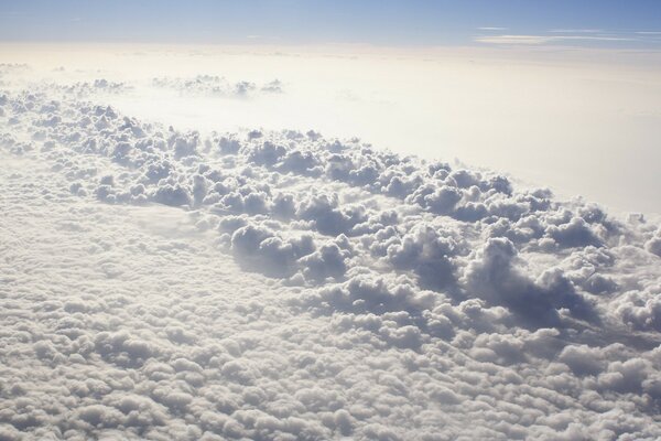 Nuages blancs d un ciel serein