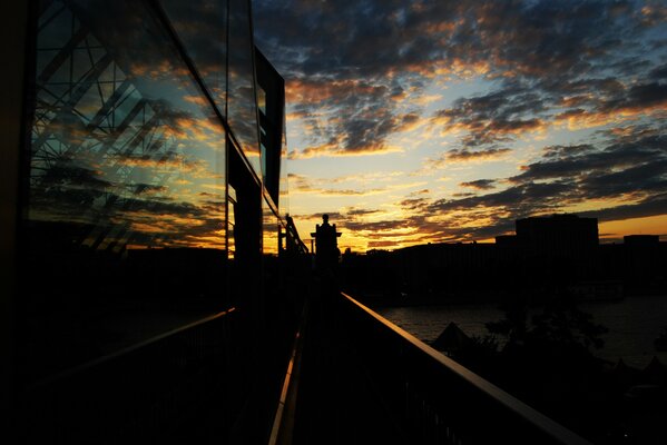 Schöner Sonnenuntergang auf der Brücke