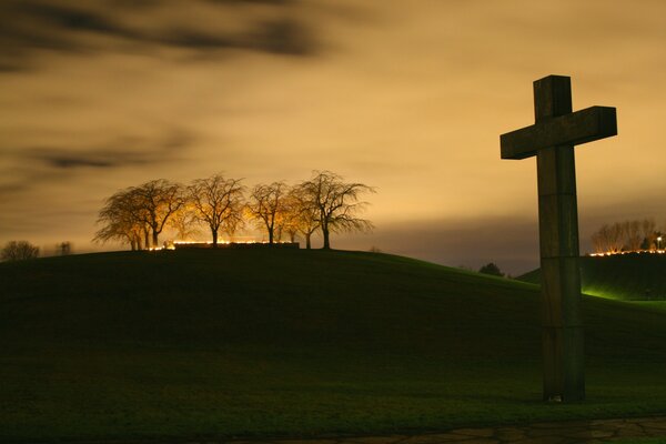 Kreuz und Bäume bei Sonnenuntergang